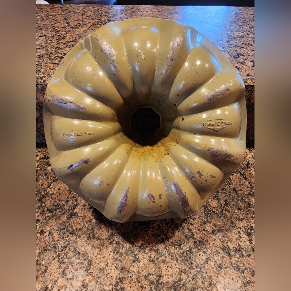 Vintage West Bend Shape Cake Pan, Avocado Green